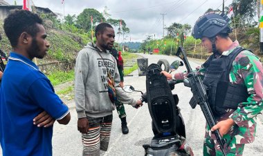Antisipasi Penyusupan dan Penyelundupan Satgas Yonif 122/TS Gelar Pemeriksaan Sepanjang Jalan Distrik Waris Papua