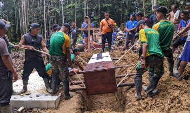 Implementasi Kepedulian Antar Sesama Satgas Pamtas Yonarmed 10/ Bradjamusti Bantu Prosesi Pemakaman Masyarakat di Perbatasan
