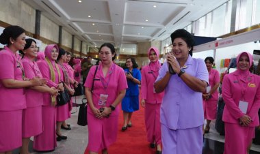 Pererat Silaturahmi Ketua Umum Dharma Pertiwi Menghadiri Bazar Kreasi Bhayangkari Nusantara 2023