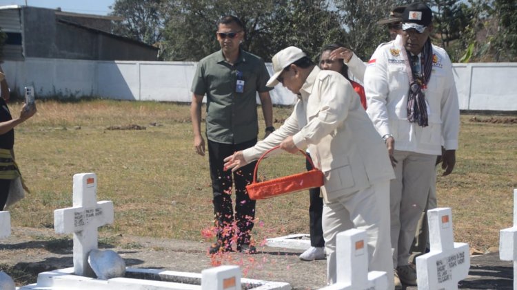 Tiba di Atambua, Menhan Prabowo Ziarah ke TMP Seroja Atambua Mengenang Pahlawan Gugur di Timor Timur