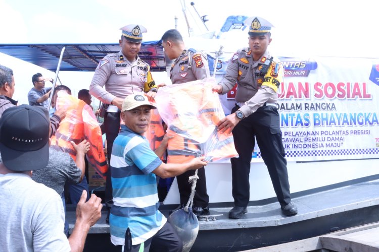 Polres Inhil Berbagi Sembako kepada Nelayan