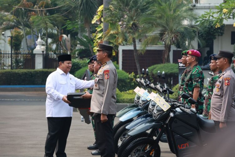 Menhan Prabowo Serahkan 100 Unit Rantis E-Tactical Sergap Produk Dalam Negeri Kepada TNI dan Polri