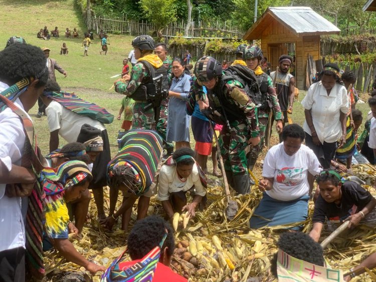 Satgas Mobile Raider 300 Siliwangi Ramaikan Acara Bakar Batu Bersama Masyarakat Kab. Puncak Papua