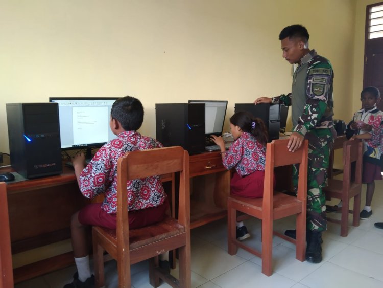 Tingkatkan Ilmu Pengatahuan Tekhnologi di SD Negeri Pitewi Papua, Satgas Yonif 122/TS Pos Koki B Pitewi Pengatahuan Dasar Komputer 
