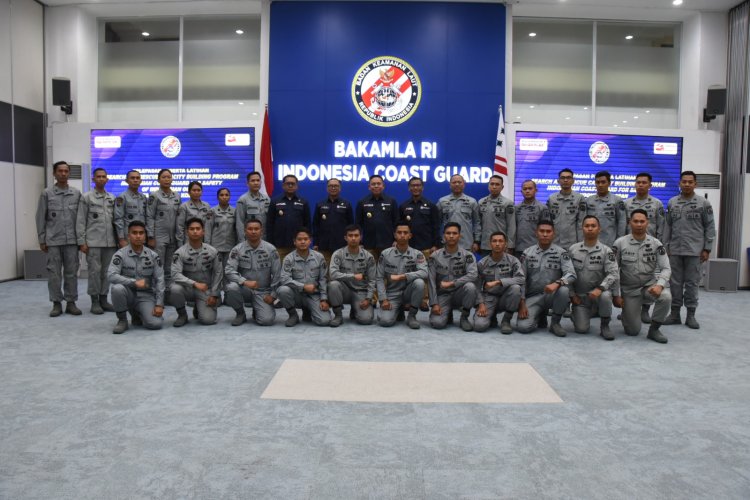 Dua Hari Menjabat, Kepala Bakamla RI Melepas Personel Latihan ke Korea Selatan