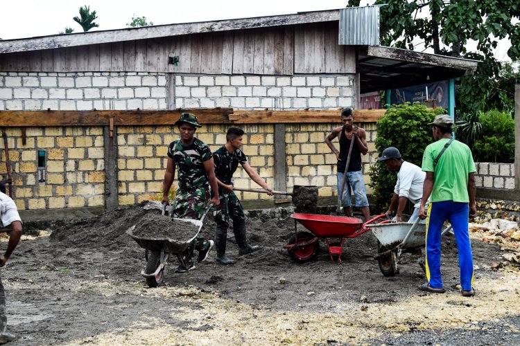 Manunggal Dengan Rakyat, Satgas Yonif 122/TS Pos Kotis Membantu Perbaikan Gereja GKI Pir IV Di Perbatasan Papua