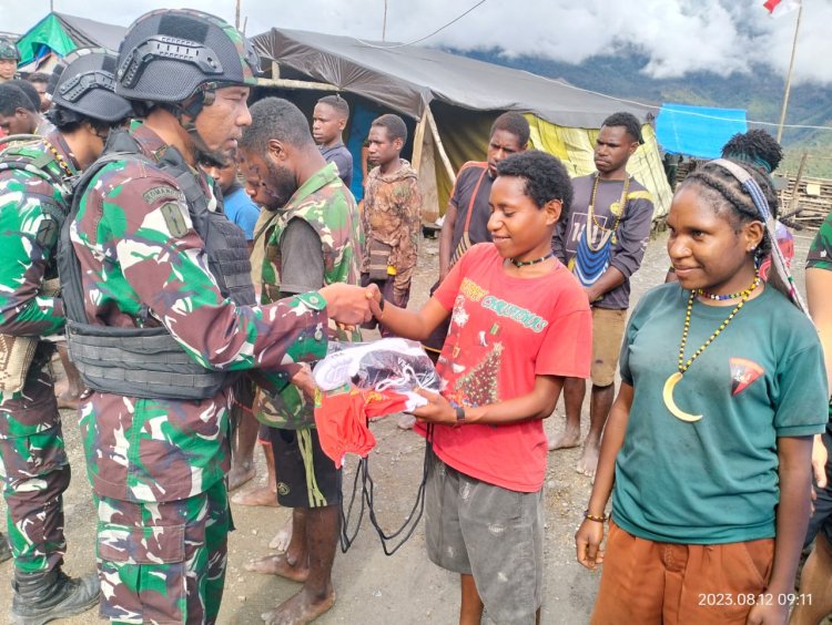 Menuju Masa Depan, Satgas Mobile Raider 300 Berikan Perlengkapan Sekolah di Papua