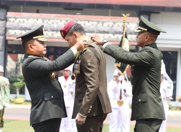 Jenderal TNI Dr. Dudung Abdurachman Anugerahkan Bintang Kartika Eka Paksi Utama Kepada Kasad Singapura