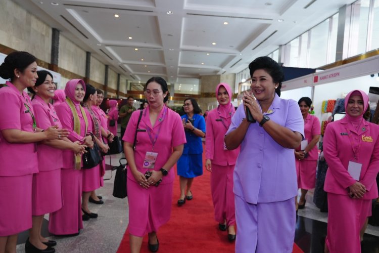 Pererat Silaturahmi Ketua Umum Dharma Pertiwi Menghadiri Bazar Kreasi Bhayangkari Nusantara 2023