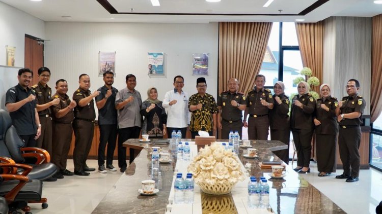 KEPALA KEJAKSAAN TINGGI RIAU TERIMA KUNJUNGAN KERJA DAN SEKALIGUS SILATURAHMI KETUA BAWASLU PROVINSI RIAU