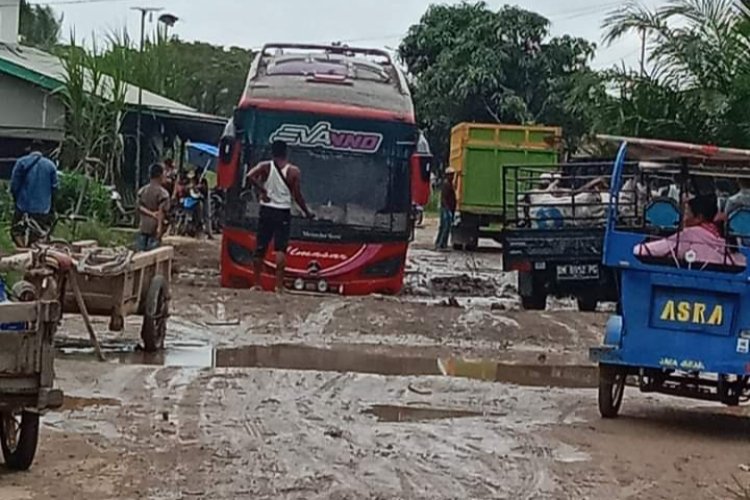 Terpuruk Di Jalan Rusak Sinaboi, Pengendara : Pada Siapa Nak Mengadu?