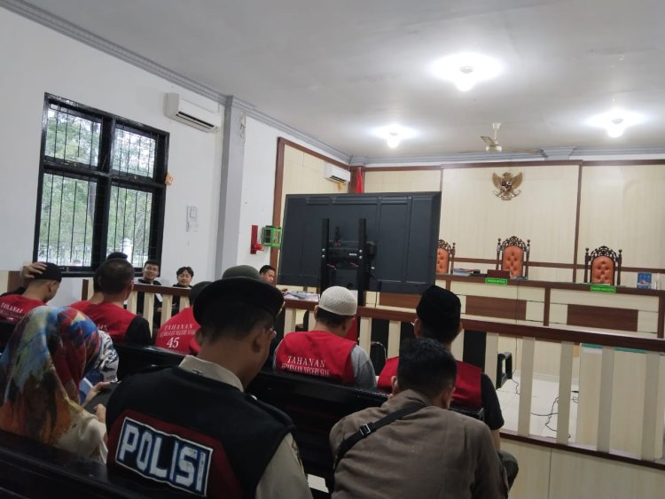 SIDANG DI SKOR, MAJELIS HAKIM PERINTAHKAN JPU HADIRKAN FISIK SAKSI DARI PT. RAPP, BUKAN ZOOM DARI POLDA RIAU