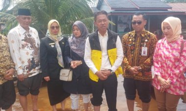 Bupati Rokan Hilir, Afrizal Sintong Didampingi Sekda Antarkan Bantuan Sembako kepada Korban Banjir di Ujung Tanjung