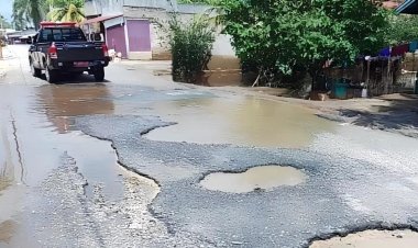 Salah Satu Akses Jalan Yang Rusak, Terdapat di Sekeladi Kecamatan Tanah Putih