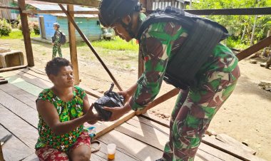 Jumat Penuh Berkah: Satgas Yonif 122/TS Membagikan Bingkisan Makanan di Tengah-tengah Masyarakat