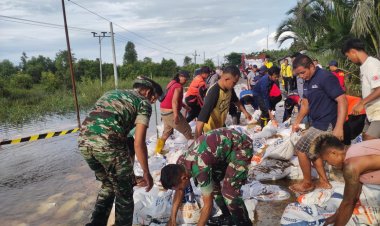 Anggota Koramil 1012-10/Dusun Selatan Peduli akan Kesulitan Rakyat, Sigap Membantu Gotong-Royong Menimbun Jalan yang Terputus Akibat Banjir