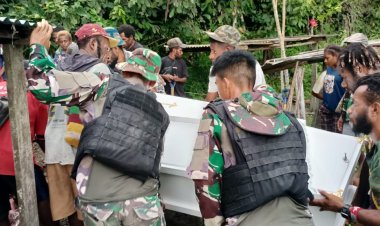 Satgas Yonif 122/TS Menunjukkan Peduli Kemanusiaan dengan Membantu Proses Pemakaman Masyarakat di Kampung Waris