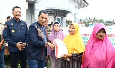 "Pj Wali Kota Pekanbaru Distribusikan Dana Cadangan Pengelolaan Dampak Bencana (CPPD) kepada Warga yang Terdampak Banjir"