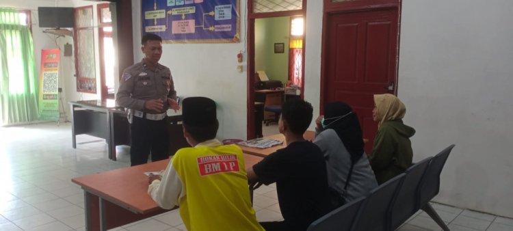 Cooling System, Personil Satlantas Polres Rohil Beri Edukasi Kepada Masyarakat di Samsat Bagansiapiapi
