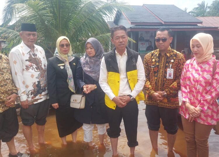 Bupati Rokan Hilir, Afrizal Sintong Didampingi Sekda Antarkan Bantuan Sembako kepada Korban Banjir di Ujung Tanjung