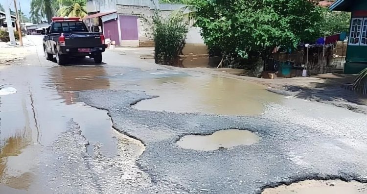 Salah Satu Akses Jalan Yang Rusak, Terdapat di Sekeladi Kecamatan Tanah Putih