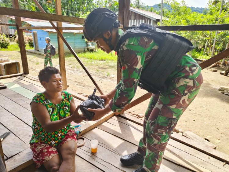 Jumat Penuh Berkah: Satgas Yonif 122/TS Membagikan Bingkisan Makanan di Tengah-tengah Masyarakat