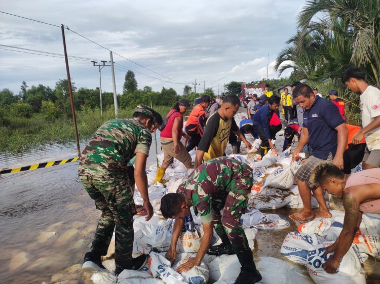Anggota Koramil 1012-10/Dusun Selatan Peduli akan Kesulitan Rakyat, Sigap Membantu Gotong-Royong Menimbun Jalan yang Terputus Akibat Banjir