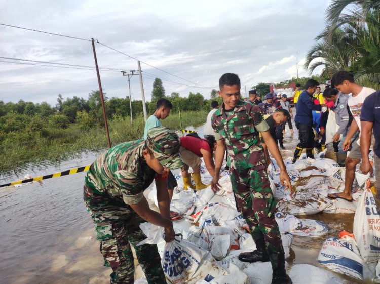 Anggota Koramil 1012-10/Dusun Selatan Peduli akan Kesulitan Rakyat, Sigap Membantu Gotong-Royong Menimbun Jalan yang Terputus Akibat Banjir