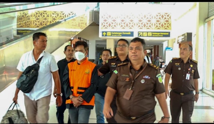 "Tim Tabur dan Tim Penyidik Pidsus Kejati Riau Menjemput Tersangka FA di Bandara SSK II Pekanbaru"