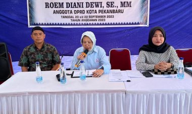 "Anggota DPRD Roem Diani Dewi Melakukan Penyebarluasan Informasi Peraturan Daerah di Jalan Tanjung Datuk"