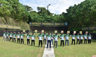Pangdam Kasuari dan Pejabat Kodam Mengasah Kemampuan Menembak dalam Suasana Pengamanan Pemilu