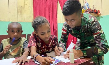 Program Cerdaskan Anak Bangsa: Satgas Yonif 122/TS Berikan Les Bahasa Inggris kepada Anak-Anak Binaan Pos di Papua
