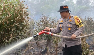 Kapolres Dumai, AKBP Dhovan Oktavianton, S.H, S.I.K, M.Si, Memimpin Langsung Upaya Pemadaman Kebakaran Hutan