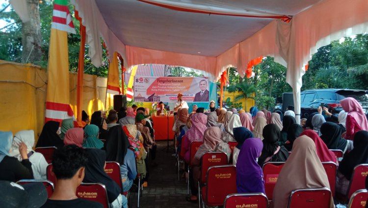 "Sabarudi Melakukan Penyebarluasan Informasi terkait Perda di Jalan Kenanga RT 01 RW 02 Kulim"