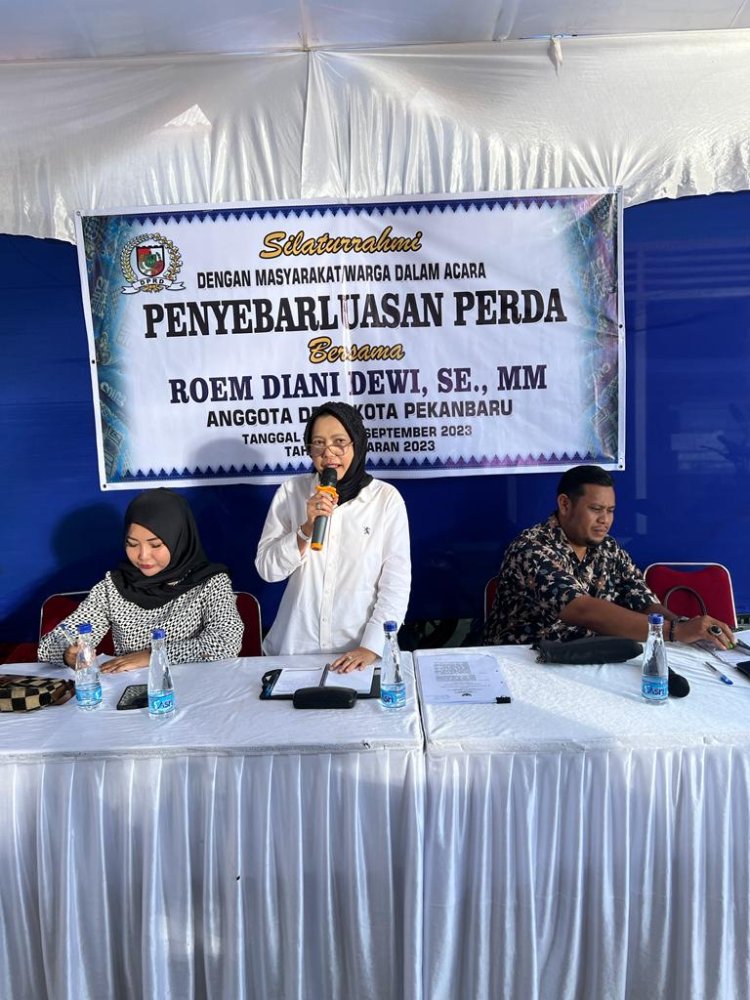 "Penyebarluasan Perda 14 Tahun 2018, Roem Diani Dewi Melaksanakan Sosialisasi dan Perkumpulan"