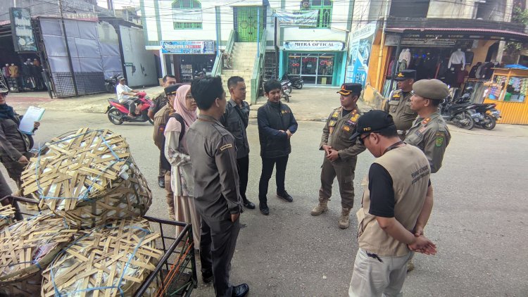 Bawaslu Inhil Berkolaborasi dengan Satpol PP untuk Menertibkan Alat Peraga Kampanye (APK) di Wilayah Terlarang