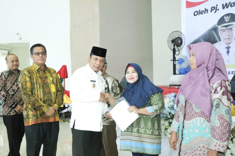 Pj Wali Kota Menyerahkan Sertifikat Bidang Tanah kepada Rakyat di Dua Kecamatan