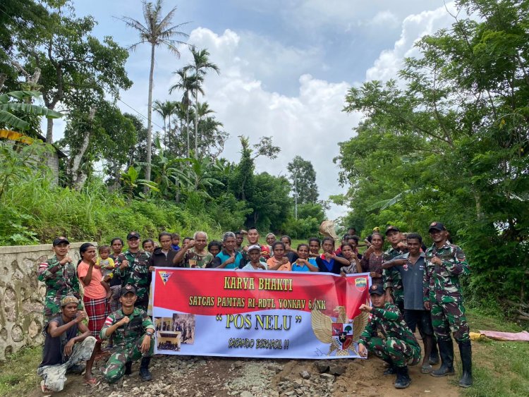 Pos Nelu Satgas Yonkav 6/Naga Karimata Gelar Gotong Royong dengan Masyarakat untuk Perbaikan Jalan