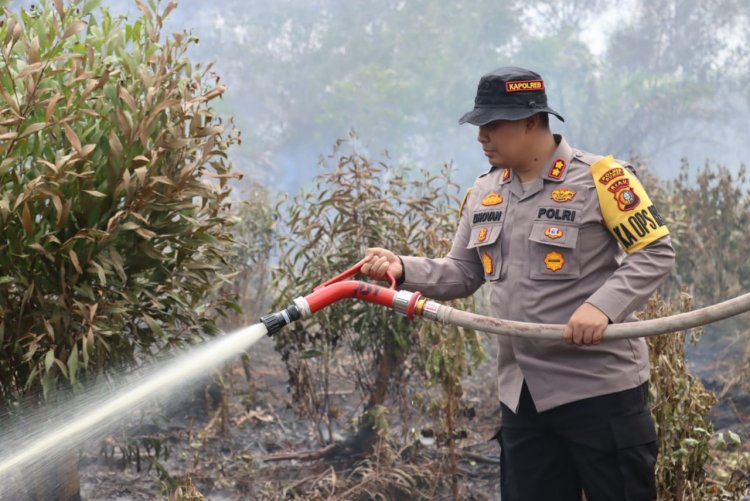 Kapolres Dumai, AKBP Dhovan Oktavianton, S.H, S.I.K, M.Si, Memimpin Langsung Upaya Pemadaman Kebakaran Hutan
