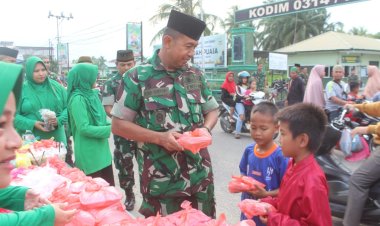Dandim 0314/Inhil Bagikan Takjil Gratis: Ramadhan, Momentum Kebersamaan dan Kepedulian Selain Berpuasa