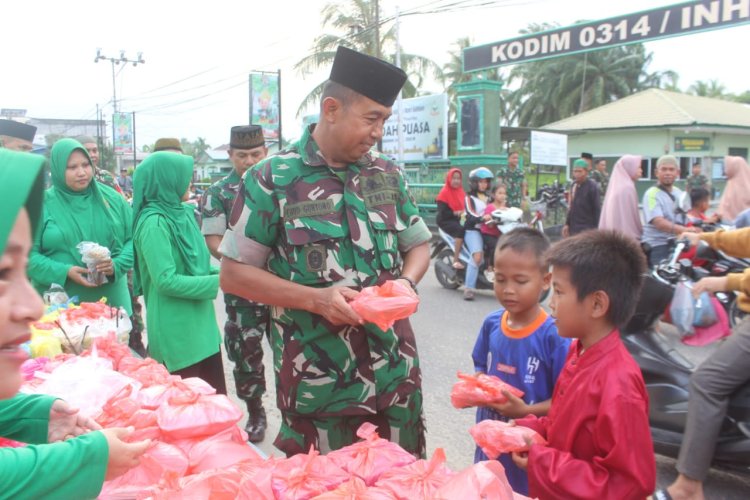 Dandim 0314/Inhil Bagikan Takjil Gratis: Ramadhan, Momentum Kebersamaan dan Kepedulian Selain Berpuasa