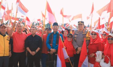 Pekanbaru: Sekretaris Daerah Kota Pekanbaru Hadiri Pencanangan Gerakan Pembagian Bendera Merah Putih
