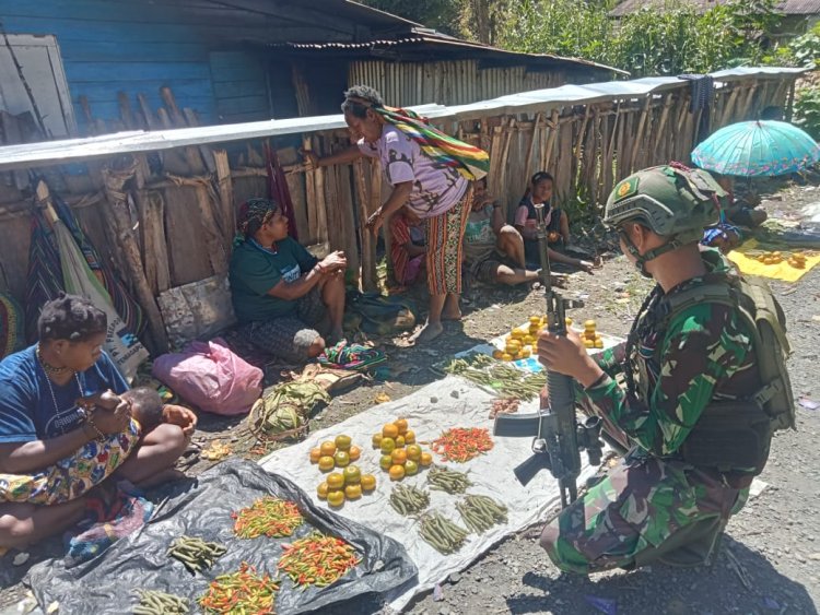 Prajurit Yonif 323 Borong Hasil Tani Masyarakat Beoga, Bantu Perekonomian Lokal