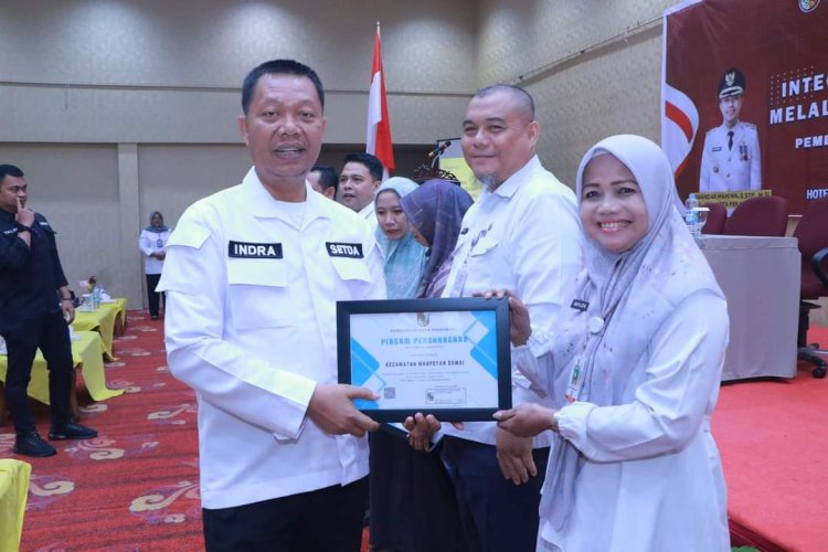 Sekdako Pekanbaru Serahkan Nilai Audit ASKI dan Sosialisasikan Aplikasi Srikandi untuk Digitalisasi Arsip