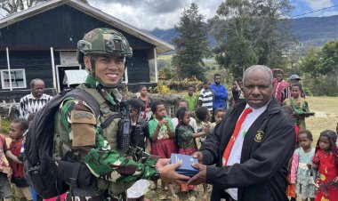 Suara Firman di Tanah Papua: TNI Menebarkan Kasih Melalui Pembagian Alkitab di Gereja GKII Bethesda Batilame, Distrik Gome