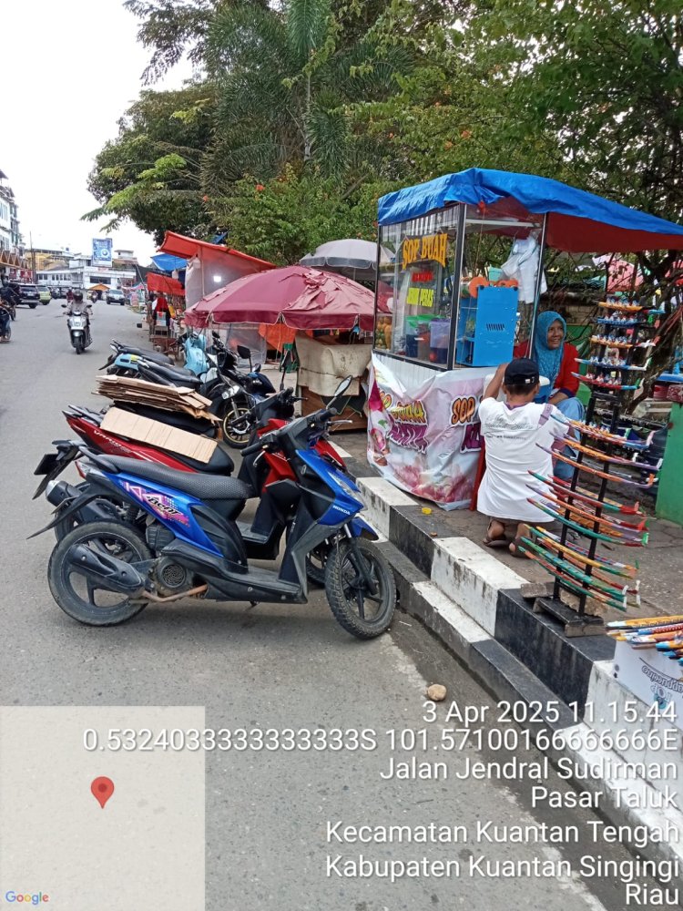 Gawat! Trotoar di Sekitar Taman Jalur Kuansing Berubah Fungsi Jadi Lapak PKL, Warga Resah  