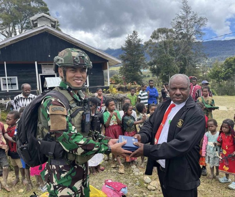 Suara Firman di Tanah Papua: TNI Menebarkan Kasih Melalui Pembagian Alkitab di Gereja GKII Bethesda Batilame, Distrik Gome