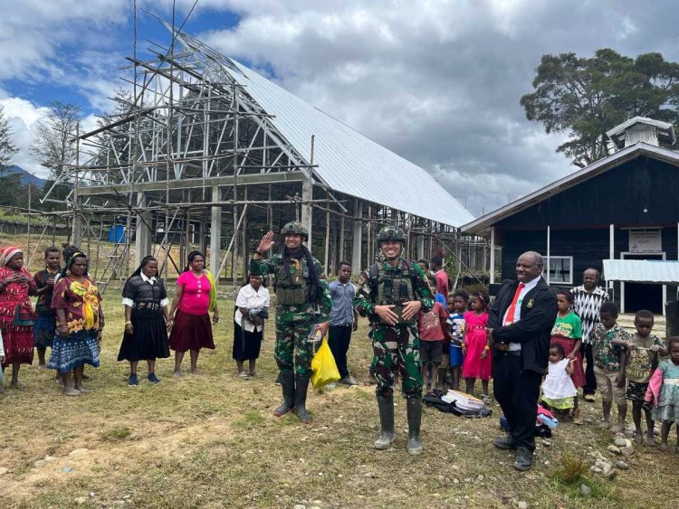 Suara Firman di Tanah Papua: TNI Menebarkan Kasih Melalui Pembagian Alkitab di Gereja GKII Bethesda Batilame, Distrik Gome