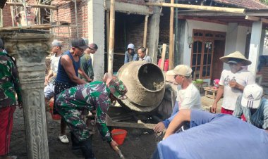 TNI dan Warga Bangun Mushola di Trenggalek