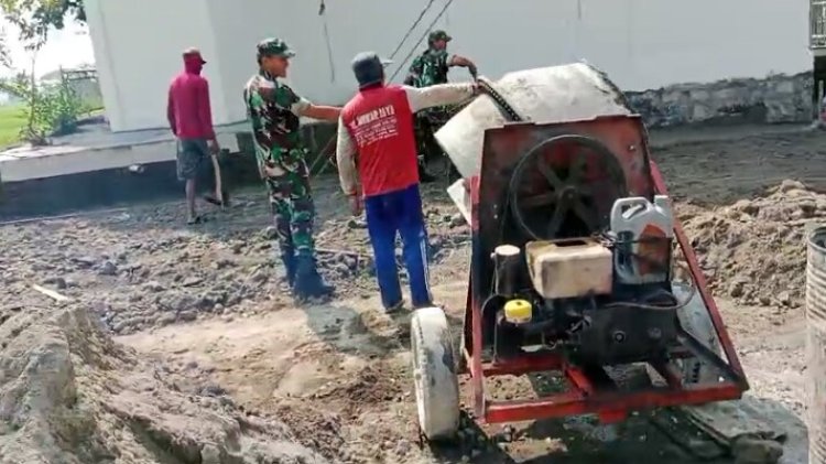 Babinsa Gotong Royong Perbaiki Bahu Jalan demi Keamanan dan Kelancaran Lalu Lintas di Plumbungan